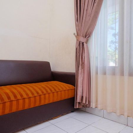 Отель Reddoorz Syariah Near Alun Alun Wonosari Экстерьер фото