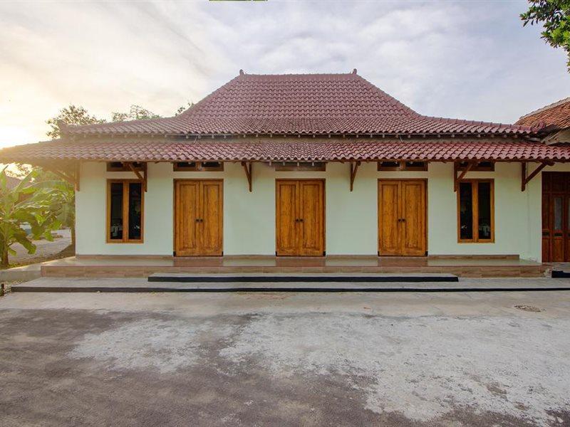 Отель Reddoorz Syariah Near Alun Alun Wonosari Экстерьер фото