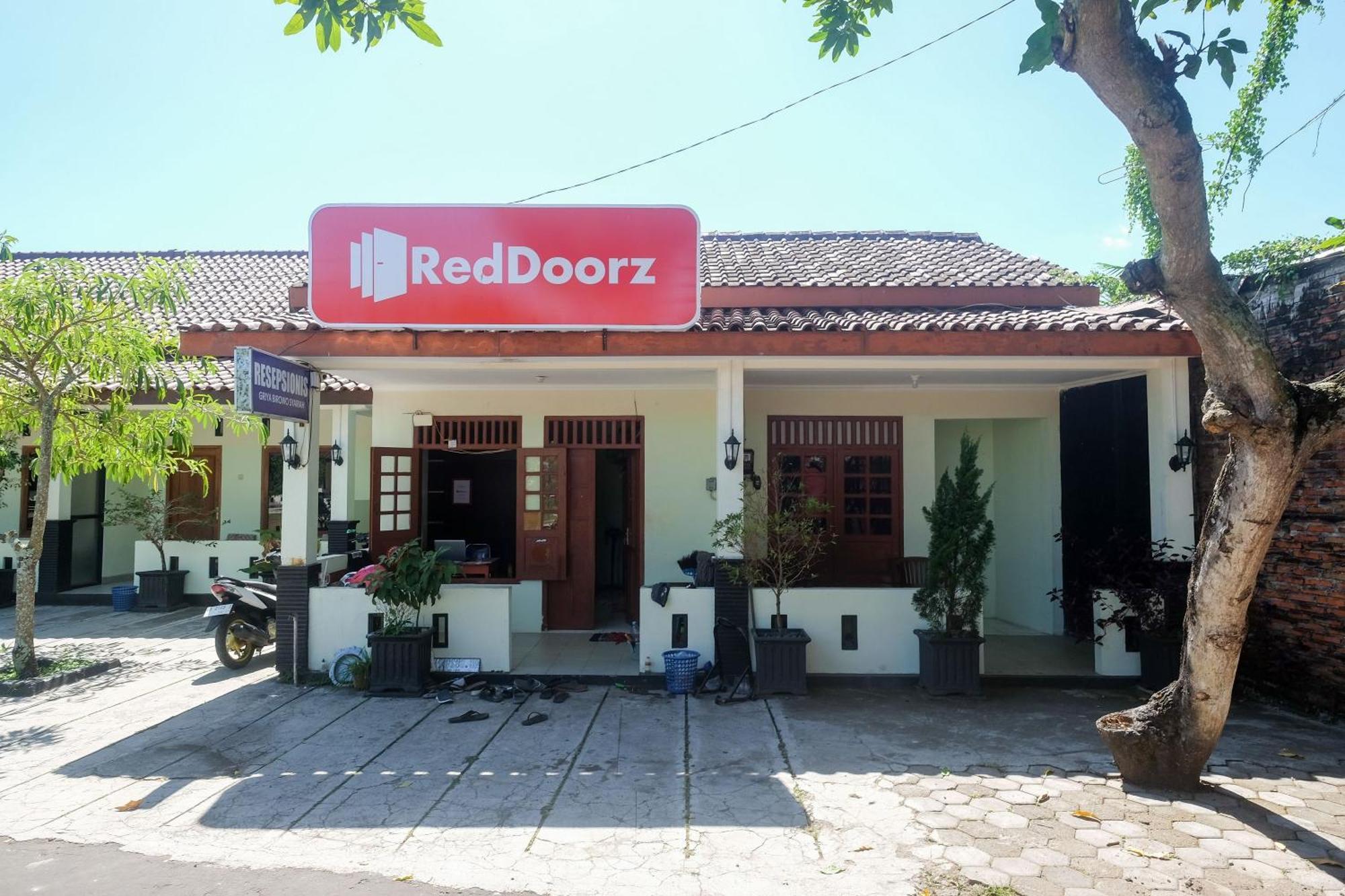 Отель Reddoorz Syariah Near Alun Alun Wonosari Экстерьер фото