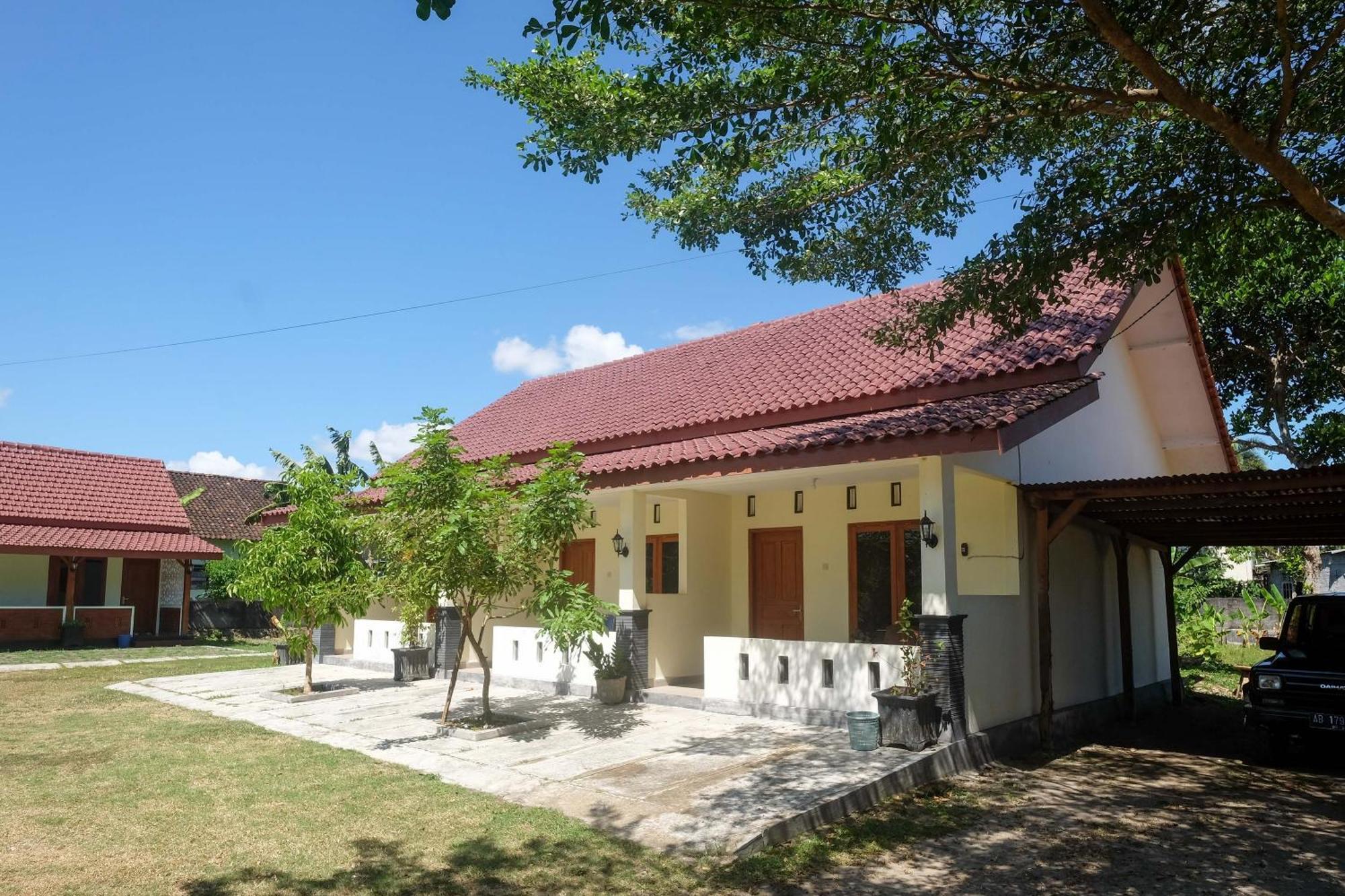 Отель Reddoorz Syariah Near Alun Alun Wonosari Экстерьер фото