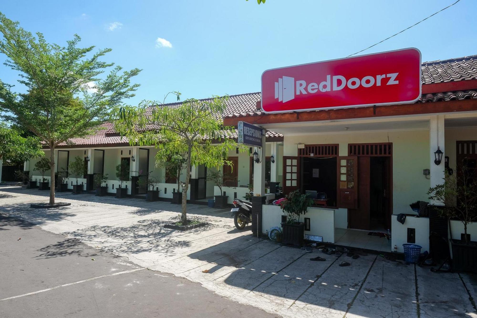 Отель Reddoorz Syariah Near Alun Alun Wonosari Экстерьер фото