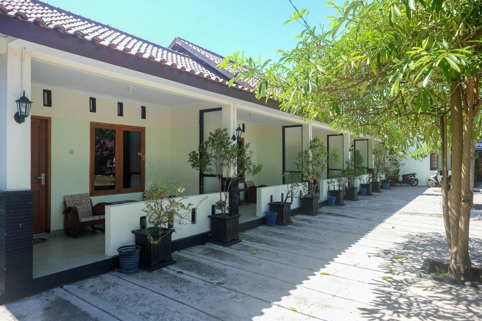 Отель Reddoorz Syariah Near Alun Alun Wonosari Экстерьер фото